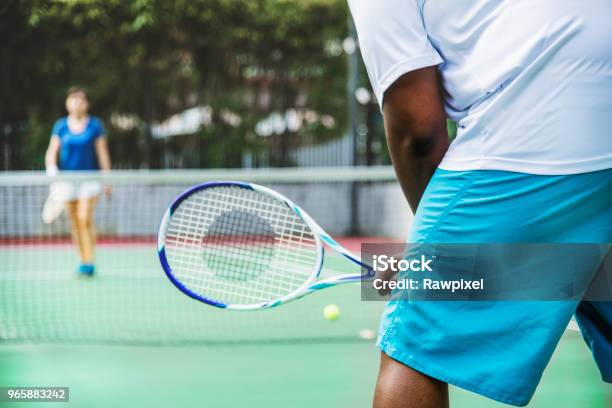 Foto de Dois Jogadores Em Uma Partida De Tênis e mais fotos de stock de Tênis - Esporte de Raquete - Tênis - Esporte de Raquete, Tenista, Afro-americano