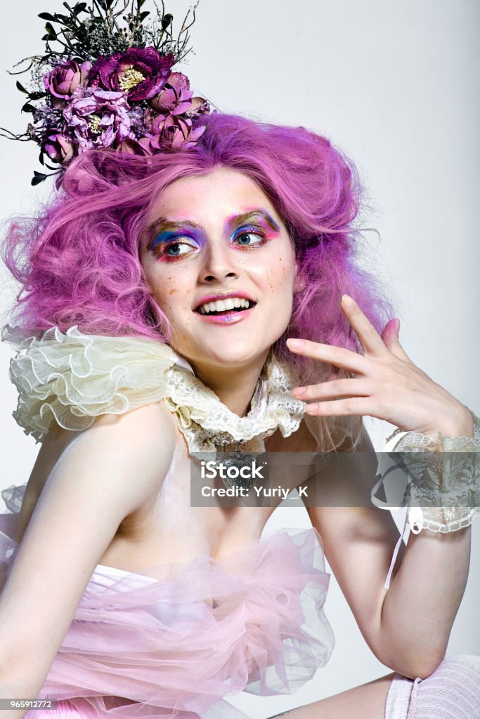 Beautiful girl with purple hair. Bright makeup - Royalty-free Adulto Foto de stock