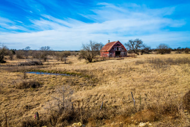 alte verlassene oklahoma scheune - oklahoma house red residential structure stock-fotos und bilder