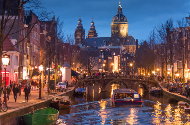 red light destrict view and amsterdam canal, bicycles and cyclists, houseboats, living boats. - keizersgracht imagens e fotografias de stock