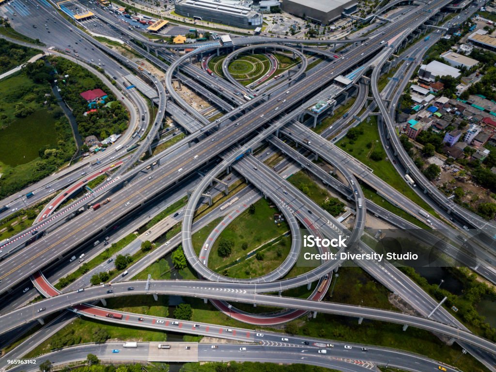 Draufsicht auf Autobahn-Kreuzungen. Die schneidende Autobahn Straßenüberführung der östlichen äußeren Ringstraße von Bangkok, Thailand. - Lizenzfrei Luftaufnahme Stock-Foto