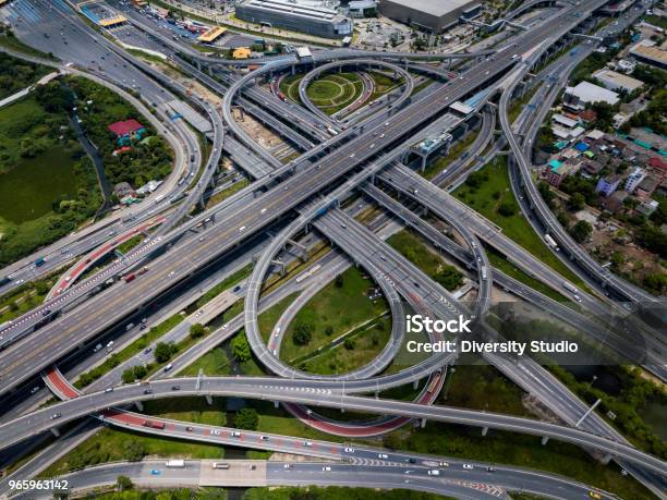 Draufsicht Auf Autobahnkreuzungen Die Schneidende Autobahn Straßenüberführung Der Östlichen Äußeren Ringstraße Von Bangkok Thailand Stockfoto und mehr Bilder von Luftaufnahme