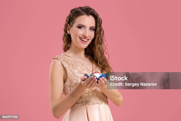 Lächelndes Mädchen Hält Ein Glücksspiel Chips In Ihrem Nands Auf Rosa Hintergrund Stockfoto und mehr Bilder von Erfolg