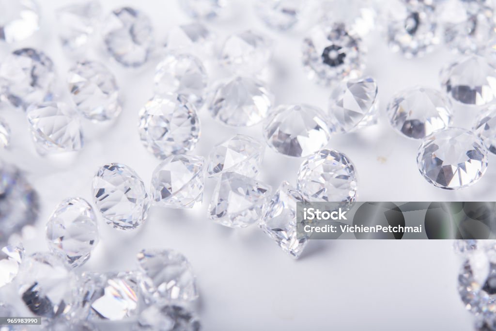 Diamant mit Pinzette und Lupe. Edelstein Schönheit - Lizenzfrei Diamant Stock-Foto