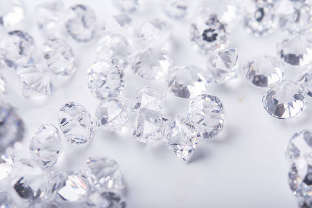 돋보기 족집게와 다이아몬드입니다. 보석의 아름다움 - bead glass making jewelry 뉴스 사진 이미지