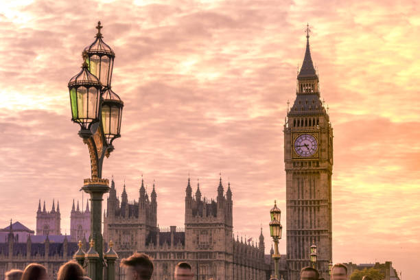 ロンドン、英国で有名なビッグベンの時計台に沈む夕日。 - steeple spire national landmark famous place ストックフォトと画像