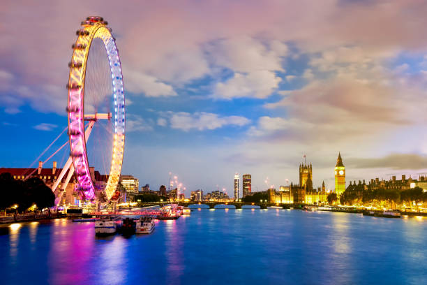 stadt von westminster in der nacht, london, england - london eye stock-fotos und bilder