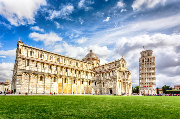 piazza dei miracoli con la torre inclinada de pisa, italia - leaning tower of pisa fotografías e imágenes de stock