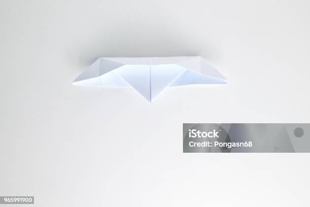 Origami Papier Schiff Isoliert Auf Weißem Hintergrund Stockfoto und mehr Bilder von Abstrakt