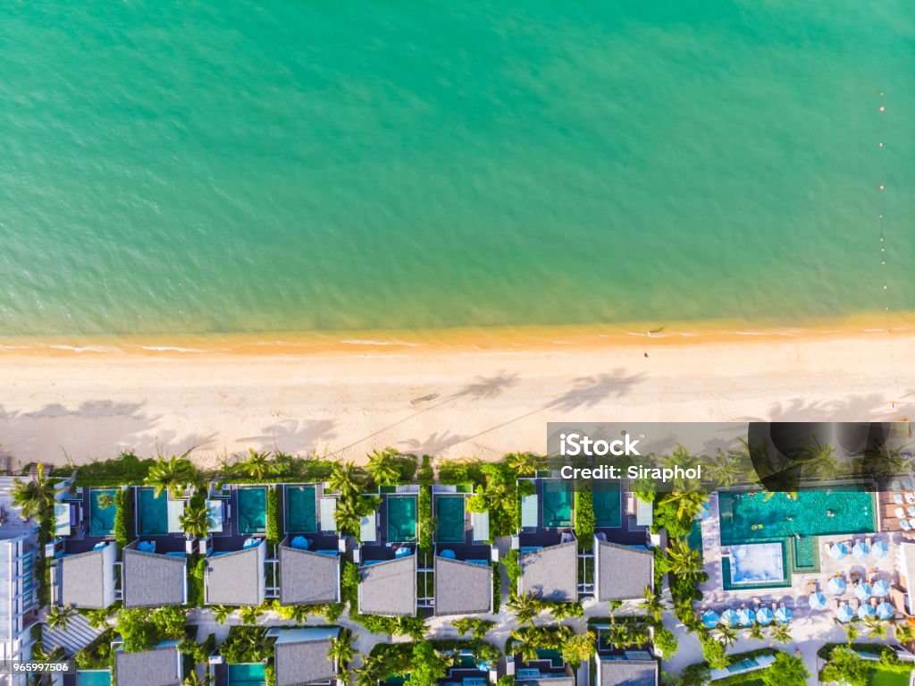 Luchtfoto van het tropische strand en zee met palmbomen en andere boom in koh samui eiland - Royalty-free Blauw Stockfoto