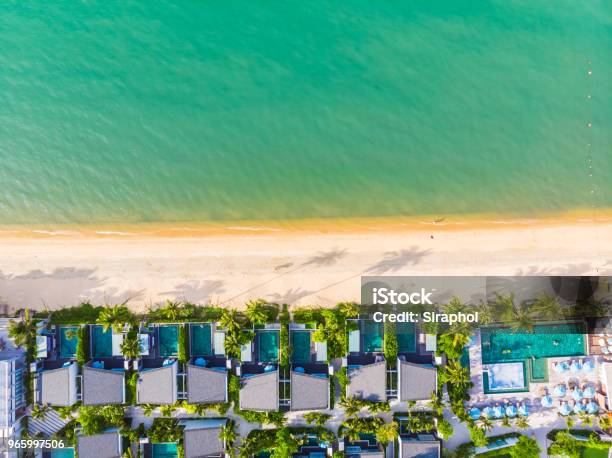 Luchtfoto Van Het Tropische Strand En Zee Met Palmbomen En Andere Boom In Koh Samui Eiland Stockfoto en meer beelden van Blauw