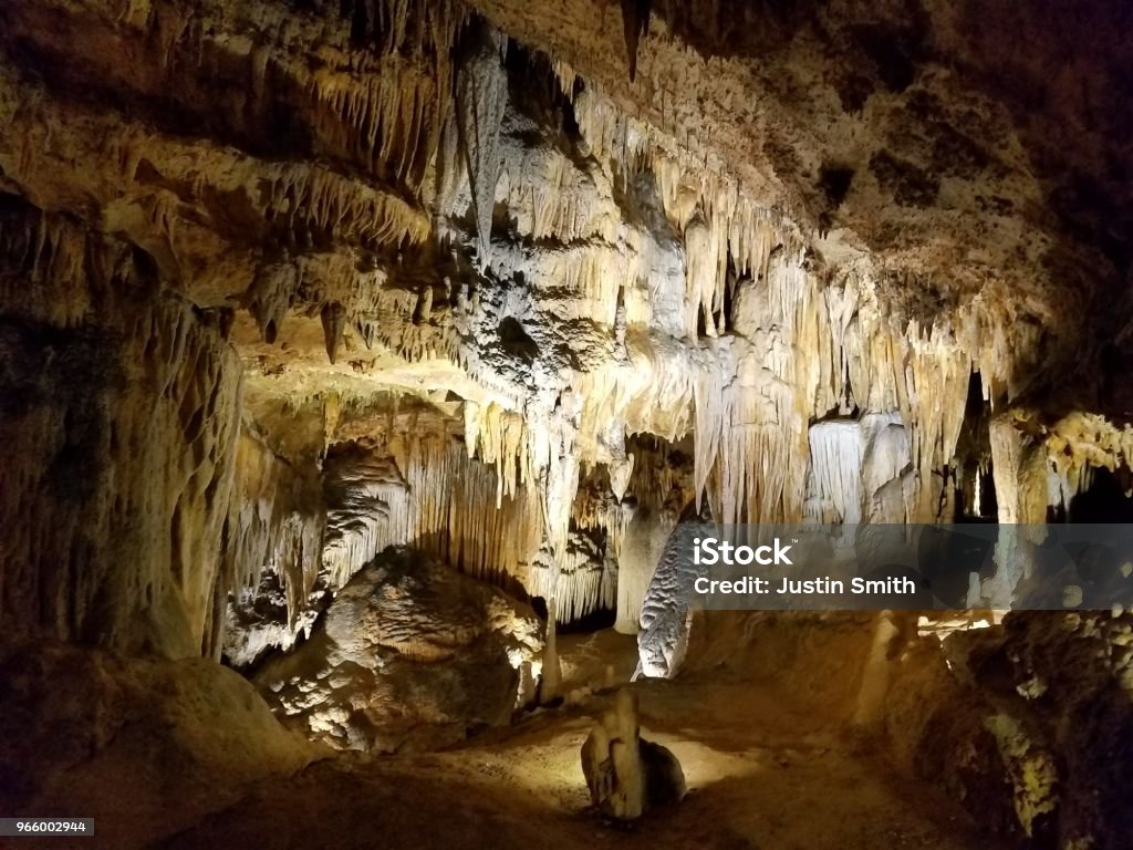 braune Stalaktiten und Stalagmiten in Grotte oder Höhle - Lizenzfrei Erforschung Stock-Foto
