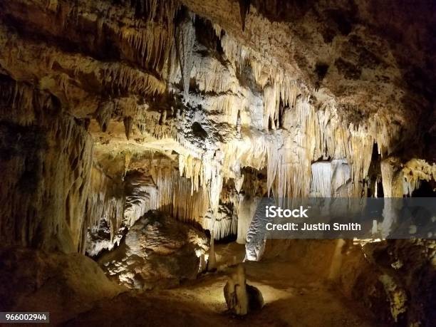 Braune Stalaktiten Und Stalagmiten In Grotte Oder Höhle Stockfoto und mehr Bilder von Erforschung