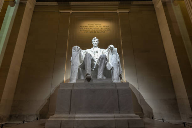 lincoln memorial por la noche - abraham lincoln washington dc statue president fotografías e imágenes de stock