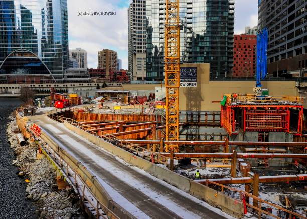 budowa nowego budynku na wolf point w centrum chicago loop. - chicago illinois chicago river bridge zdjęcia i obrazy z banku zdjęć