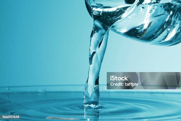 Water Droplet Als Achtergrond Stockfoto en meer beelden van Begrippen - Begrippen, Begrippen en thema's, Blauw