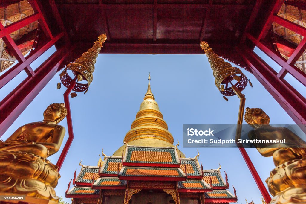 Schöne goldene Pagode mit paar Gold Buddha-Statuen - Lizenzfrei Alt Stock-Foto