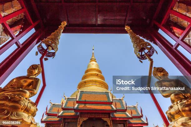 Schöne Goldene Pagode Mit Paar Gold Buddhastatuen Stockfoto und mehr Bilder von Alt - Alt, Architektur, Asien