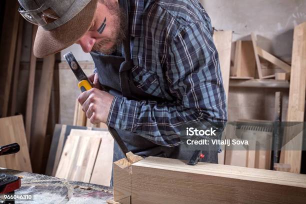 Tischler Arbeiten Mit Holz Stockfoto und mehr Bilder von Arbeiten - Arbeiten, Arbeiter, Ausrüstung und Geräte