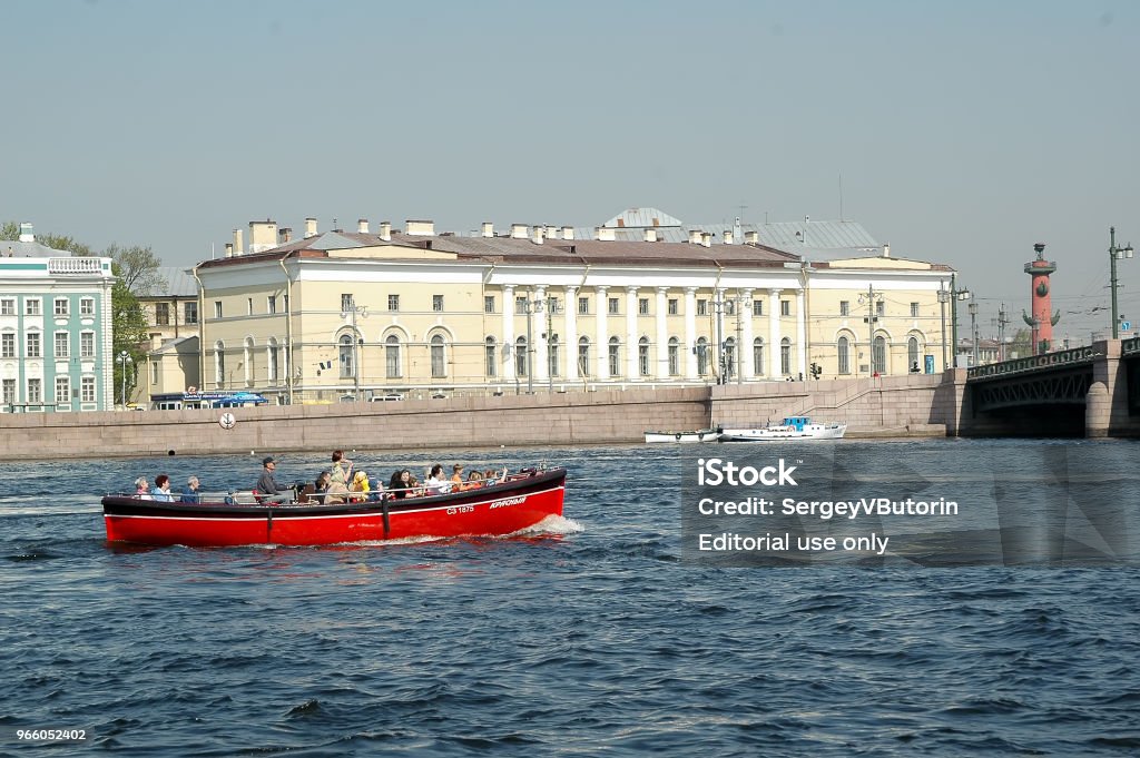 Touristenboot schwimmt auf der Newa. St. Petersburg - Lizenzfrei Alt Stock-Foto