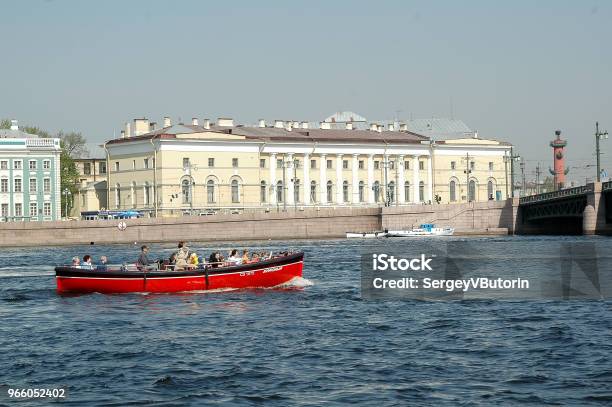 Touristenboot Schwimmt Auf Der Newa St Petersburg Stockfoto und mehr Bilder von Alt