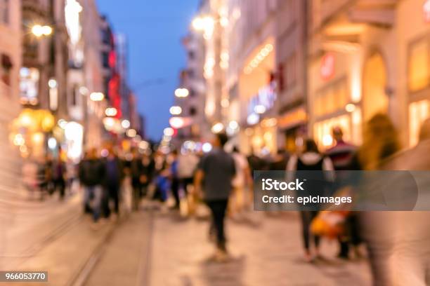 Menge Von Menschen Zu Fuß Am Belebten Istiklal Straße Stockfoto und mehr Bilder von Abenddämmerung