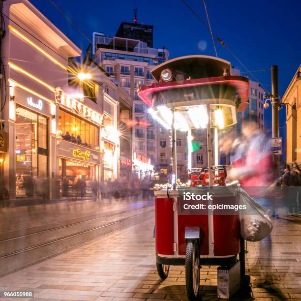Unbekannter Mann Verkauft Gegrillte Kastanien An Der Istiklal Street Stockfoto und mehr Bilder von Aktivitäten und Sport