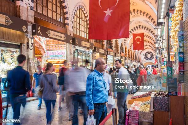 Die Menschen Gehen In Spice Oder Ägyptische Basar Stockfoto und mehr Bilder von Alt - Alt, Ausverkauf, Basar - Markt