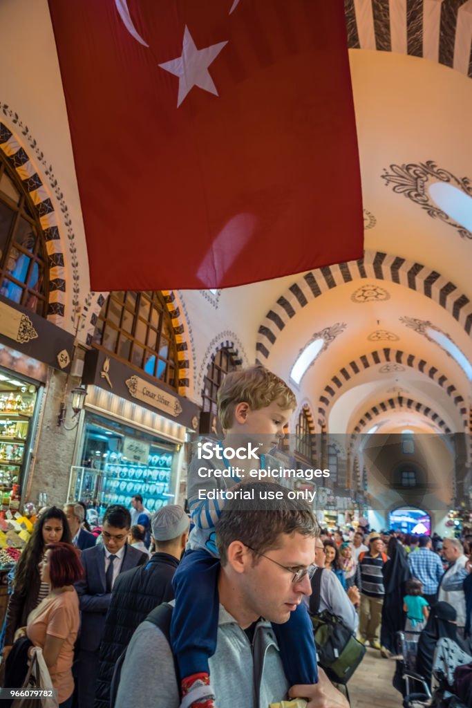 Interiör bild av Spice eller egyptiska basaren i Istanbul - Royaltyfri Affär Bildbanksbilder