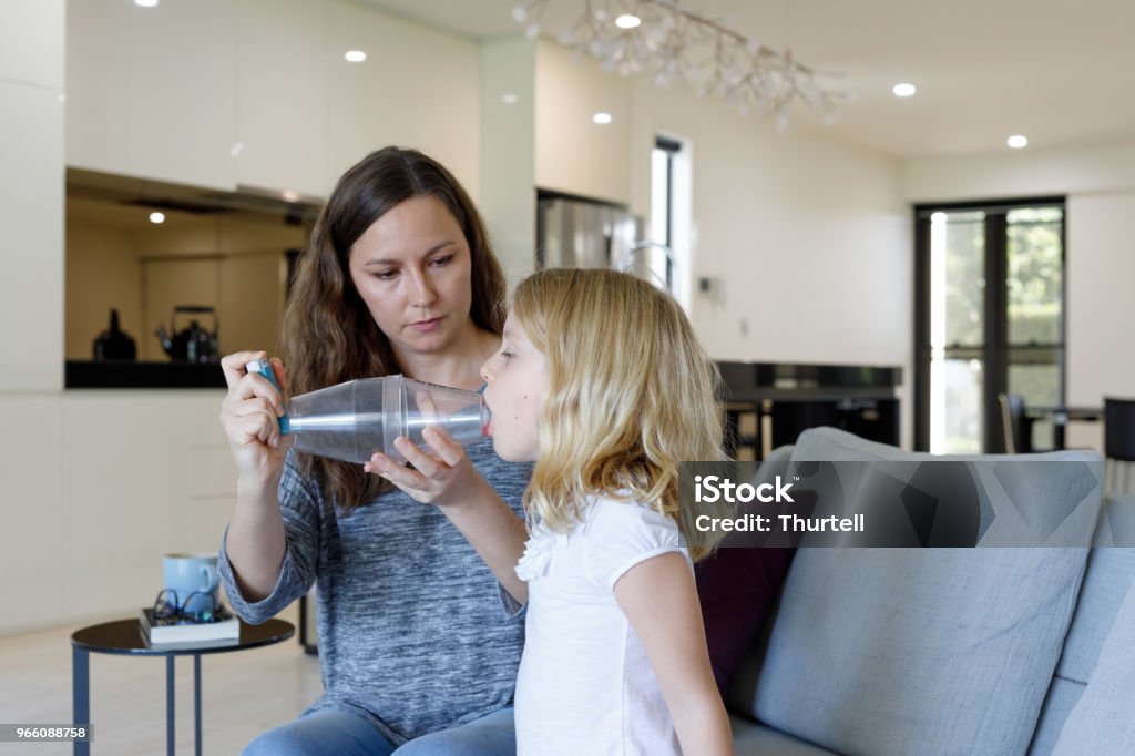 Мать давая лечение астмы к астматической дочери - Стоковые фото 6-7 лет роялти-фри