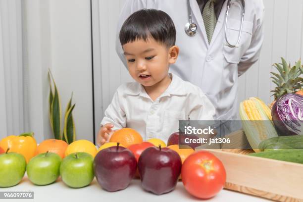 Gesundes Und Ernährungskonzept Kind Lernen Über Ernährung Mit Arzt Zu Wählen Essen Frisches Obst Und Gemüse Stockfoto und mehr Bilder von Abnehmen
