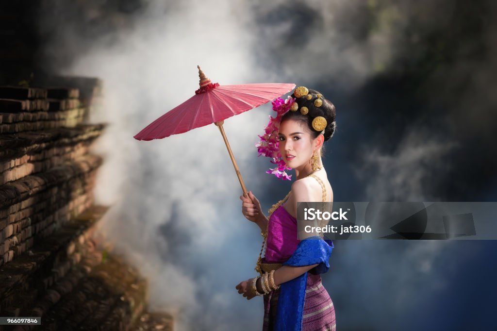 Porträt der schönen ländlichen thai-Frau thai Kleid tragen in Chiang Mai, Thailand - Lizenzfrei Asiatischer und Indischer Abstammung Stock-Foto