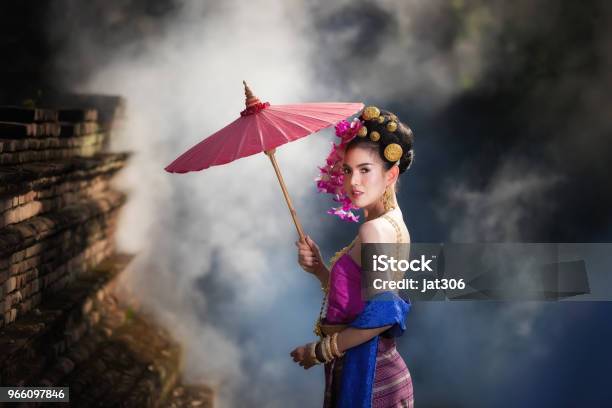 Porträt Der Schönen Ländlichen Thaifrau Thai Kleid Tragen In Chiang Mai Thailand Stockfoto und mehr Bilder von Asiatischer und Indischer Abstammung