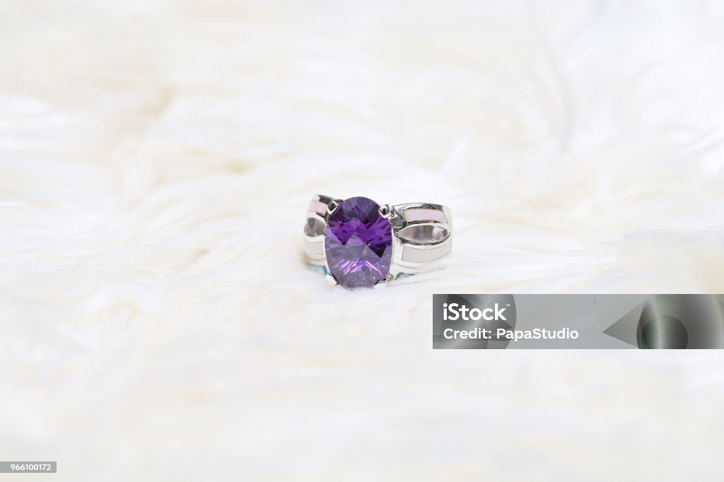 бриллиантовое кольцо и фиолетовый драгоценный камень - Стоковые фото Аметист роялти-фри