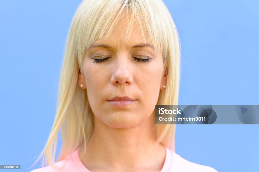 Heitere Frau mit ihren Augen geschlossen entspannend - Lizenzfrei Attraktive Frau Stock-Foto