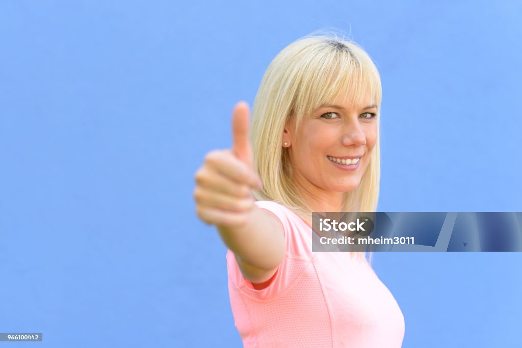 Motiviert begeisterten Frau gibt ein Daumen hoch - Lizenzfrei Abmachung Stock-Foto