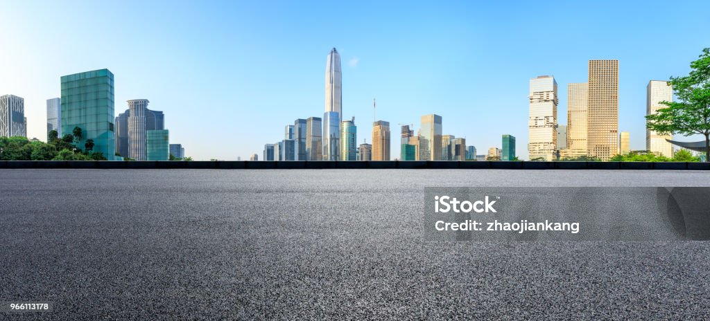Quadratische Asphaltstraße und moderne Stadt Skyline Panorama in Shenzhen - Lizenzfrei Architektur Stock-Foto