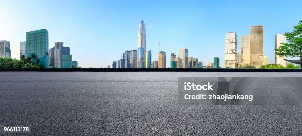 Quadratische Asphaltstraße Und Moderne Stadt Skyline Panorama In Shenzhen Stockfoto und mehr Bilder von Architektur
