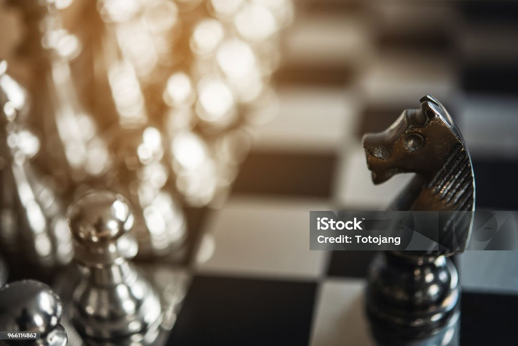 Schachbrettspiel für Ideen und Wettbewerb und Strategie, Geschäftserfolgskonzept - Lizenzfrei Bauholz-Brett Stock-Foto
