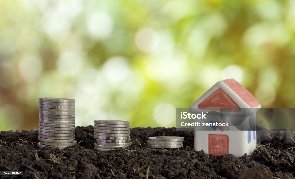 house and coins in soil, saving money to build a house concept - Royalty-free Atividade bancária Foto de stock