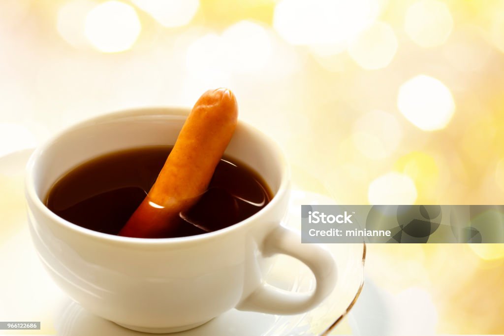 Eine Tasse leckeren Kaffee mit einer Wurst, isoliert auf weiss. Wiener Kaffee heißt es auf Japanisch. - Lizenzfrei Aromatherapie Stock-Foto