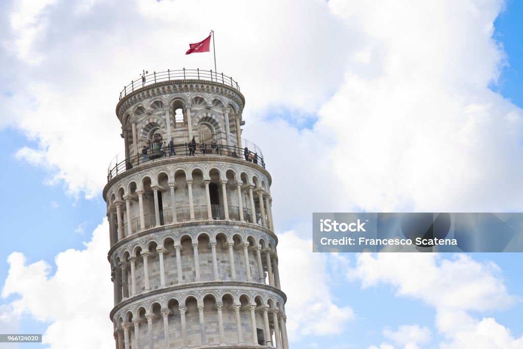 Der berühmte Schiefe Turm fotografiert aus einer ungewöhnlichen Sicht (Italien - Toskana - Pisa) - Bild mit textfreiraum - Lizenzfrei Alt Stock-Foto
