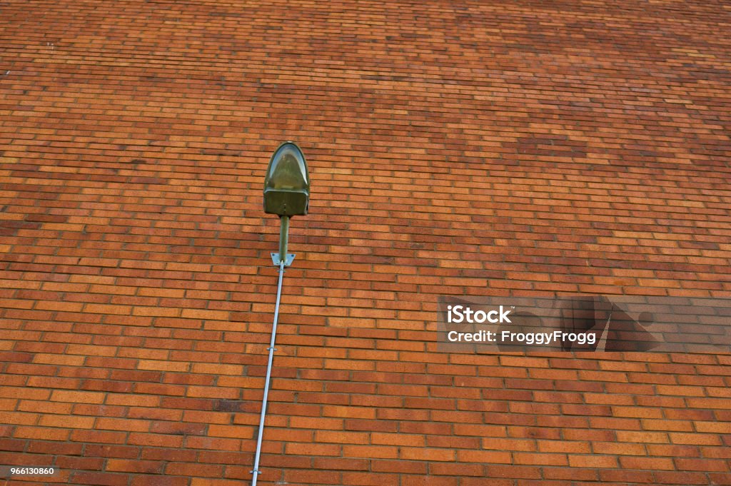 Уличная лампа на красной стене - Стоковые фото Архитектура роялти-фри