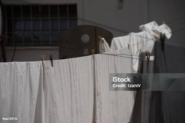 Weiße Wäsche Flattert Im Wind Stockfoto und mehr Bilder von Alt - Alt, Ausgedörrt, Fotografie