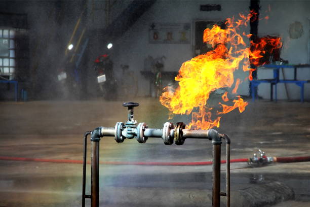 gasoducto fugas en los empalmes con la válvula. chispa y el fuego sobre el gasoducto. una explosión en el gasoducto. - fire escape fotografías e imágenes de stock