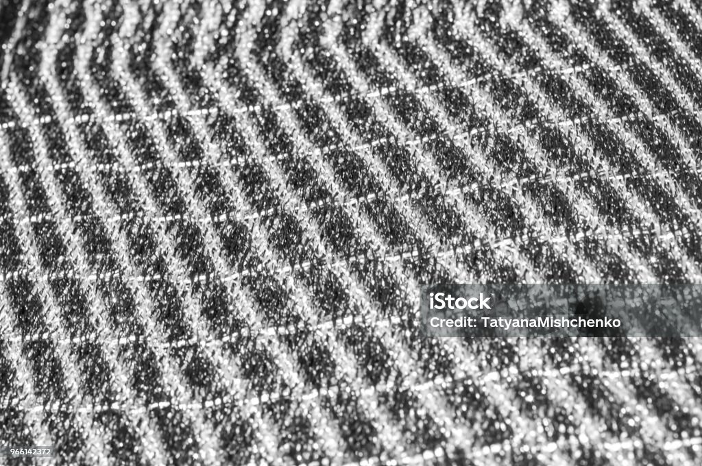 Textur, bakgrund, mönster. Kvinnors halsduk, randigt tyg svart vita linjer sammanflätade - Royaltyfri Abstrakt Bildbanksbilder