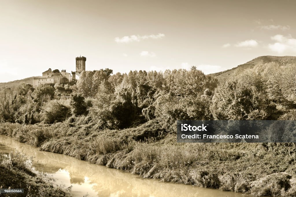Panorama-Foto von der berühmten mittelalterlichen Zitadelle von Vicopisano (Italien - Toskana - Pisa). Die Zitadelle von Vicopisano wurde 1434 erbaut wurde und von den großen Architekten Filippo Brunelleschi die gebar der italienischen Renaissance entwor - Lizenzfrei Baum Stock-Foto