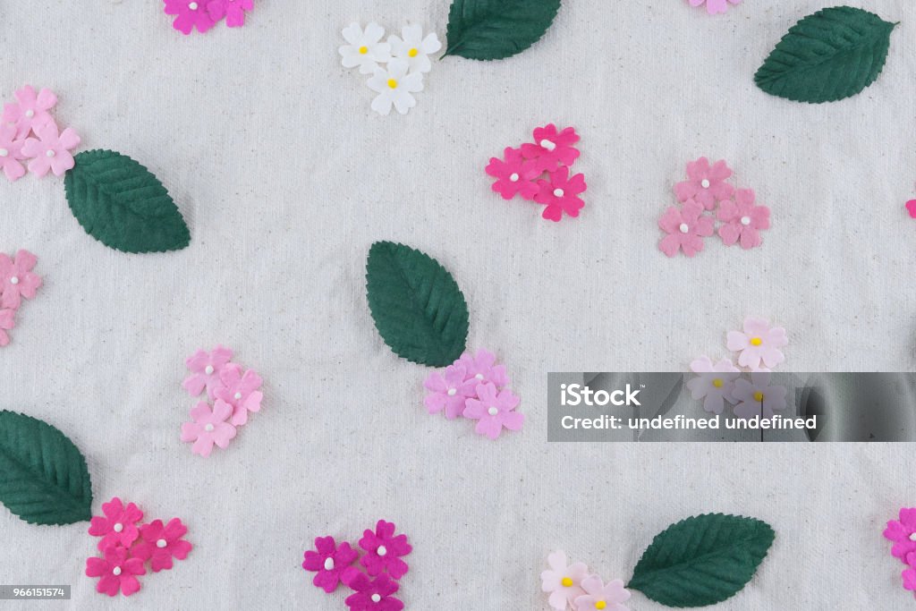 Rosa Ton Papierblumen und grünen Blättern Muster auf Stoff Musselin - Lizenzfrei Baumblüte Stock-Foto