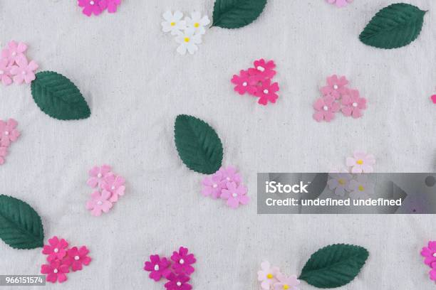 Rosa Ton Papierblumen Und Grünen Blättern Muster Auf Stoff Musselin Stockfoto und mehr Bilder von Baumblüte