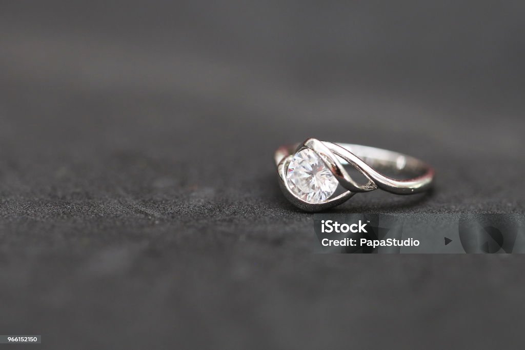 Красивое кольцо с бриллиантом - Стоковые фото Блестящий роялти-фри